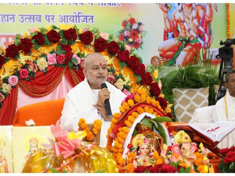 हनुमान जयंती के अवसर पर सम्पूर्ण भारत में स्थापित महर्षि संस्थानों में एक साथ एक समय पर  हनुमान चालीसा का सामूहिक सस्वर  पाठ किया गया। जिसमें महर्षि संस्थान के प्रमुख ब्रह्मचारी गिरीश जी की उपस्थिति में हजारों की संख्या में वैदिक पंडित, महर्षि संस्थानों के अधिकारी गण, शिक्षक और शिक्षिकाओं सहित महर्षि विद्या मंदिर विद्यालय के छात्र एवं छात्राओं ने अलग-अलग स्थानों में बैठकर हनुमान चालीसा का 11 बार सामूहिक पाठ किया। 